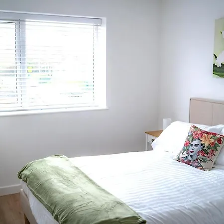 The Red House Modern Stylish Home From Home Walking Distance To Cardiff Bay And City Centre With Parking Exterior photo