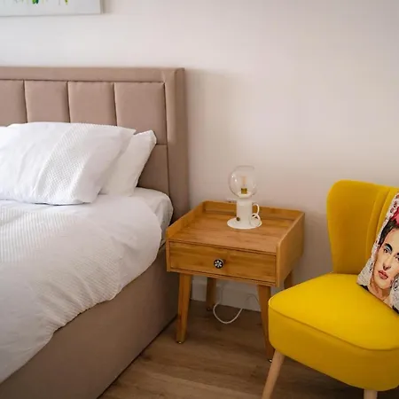 The Red House Modern Stylish Home From Home Walking Distance To Cardiff Bay And City Centre With Parking Exterior photo