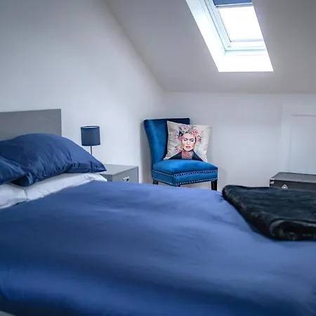 The Red House Modern Stylish Home From Home Walking Distance To Cardiff Bay And City Centre With Parking Exterior photo